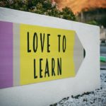 Outschool enfonce le « clAI-vier »: Tutoring amélioré et IA entrent en classe