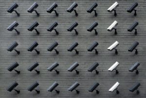 La surveillance des employés par IA, avancée technologique ou violation de la vie privée ?