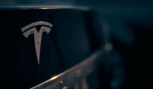 Tesla a-t-elle toléré le harcèlement racial dans son usine?