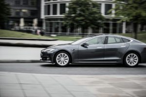 La Retraite de la Caméra Fantôme chez Tesla: Petit Retour pour Grand Départ