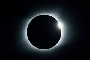 Les éclipses solaires : phénomènes extraordinaires ou rencontres cosmiques plus communes qu’il n’y paraît ?