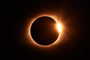 Comment observer l’éclipse solaire de 2024 de la manière la plus sûre et enrichissante?