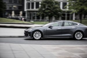 Les stratégies de Tesla redéfinissent-elles l’avenir de la conduite autonome?