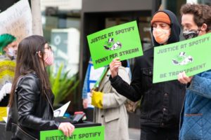 Spotify : le géant du streaming use-t-il de stratégies douteuses pour augmenter ses profits ?