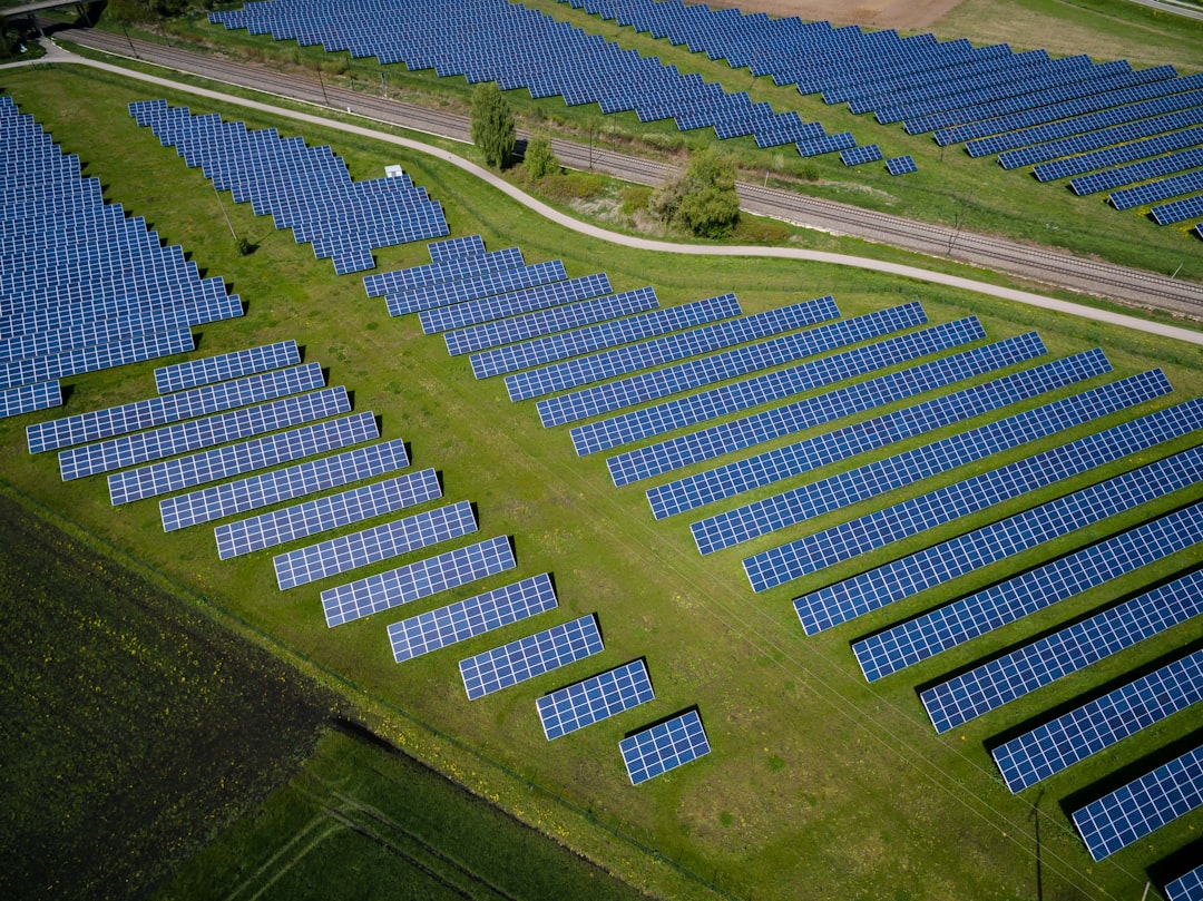 Qu’est-ce qui motive la transformation d’un site nucléaire historique en ferme solaire ?