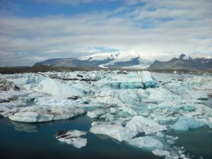 Glacial Attraction: Lune dans l’eau!